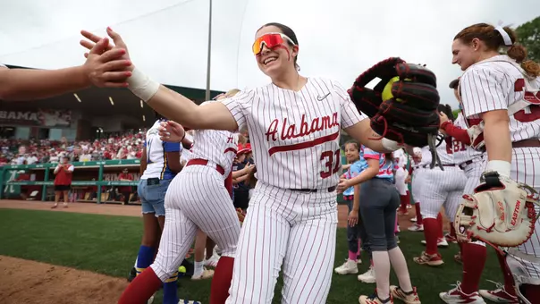 Alexis Pupillo (31) high fives her teammates during starting lineup introductions vs. Texas (April 4, 2026)