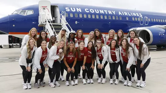 Alabama softball players getting ready to board the plane for the Women's College World Series (May 26, 2026)