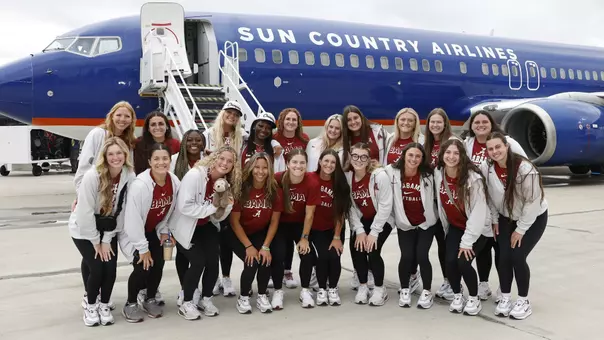 Alabama softball players getting ready to board the plane for the Women's College World Series (May 26, 2026)