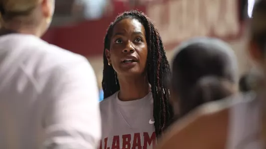 Alabama head volleyball coach Rashinda Reed talking to the team in a huddle (Aug. 30, 2025)