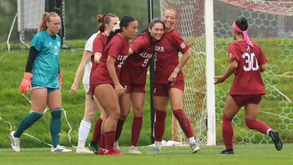 Alabama players celebrate after an Ashley Roni (9) goal at Nebraska (Aug. 23, 2026)