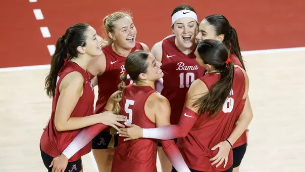 Alabama volleyball players celebrate at an intrasquad scrimmage (Aug. 16, 2026)