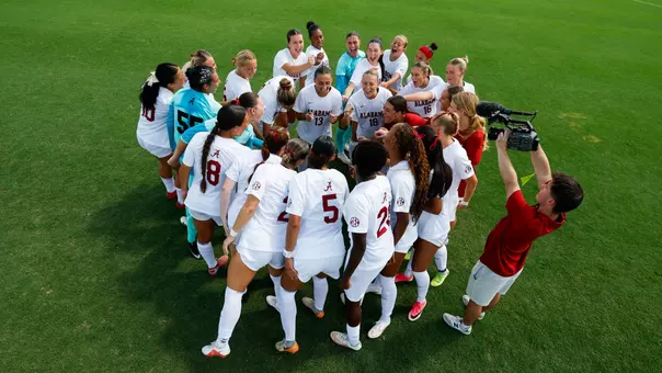 Alabama soccer players pregame huddle vs. South Alabama (Aug. 30, 2026)