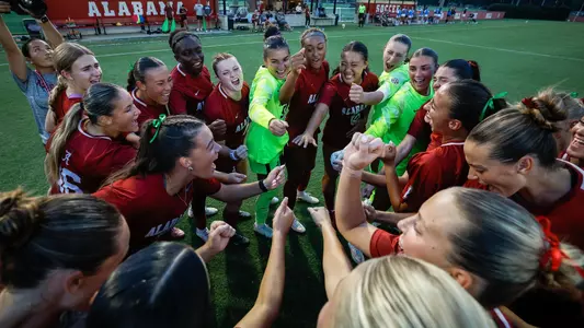 Alabama soccer players pregame huddle vs. Samford (Sept. 3, 2026)
