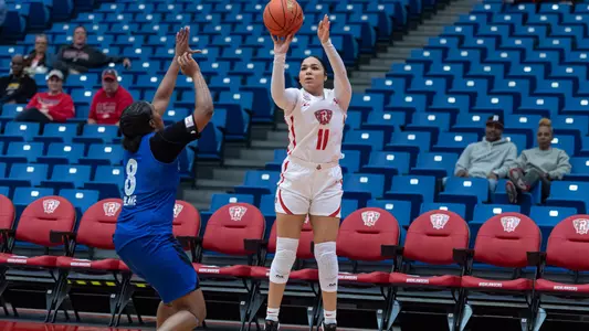 Ashlyn Traylor Goes Up