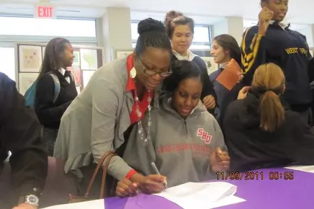 Lerae Ettienne Signs NLI to Play Pioneer Basketball Image