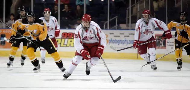 Men's Hockey Loses 5-3 at UConn Image