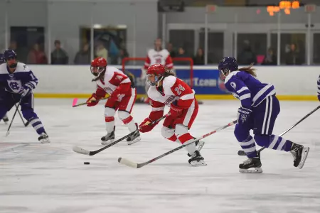Women's Hockey completes weekend sweep with 4-2 win Image