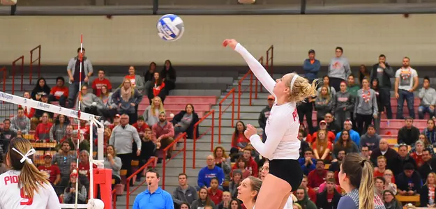 Women's Volleyball Splits Matches On Day Two At Harvard Image