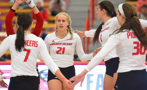 Three Women's Volleyball Players Named to Battle of CT All-Tournament Team Image