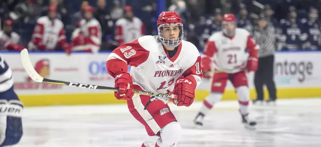 Men's Ice Hockey Falls to Vermont in Final Minutes 3-2 Image