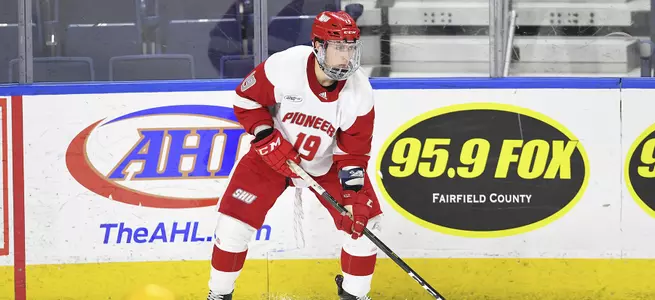 Men's Ice Hockey Edged by Holy Cross 2-1 Image