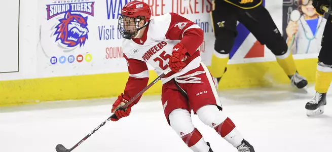 Men's Ice Hockey Brings Winning Streak to Five With 6-3 Victory Over Niagara Image