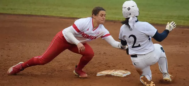 Softball Picks Up Two Victories on Day Two of Mason Invitational Image