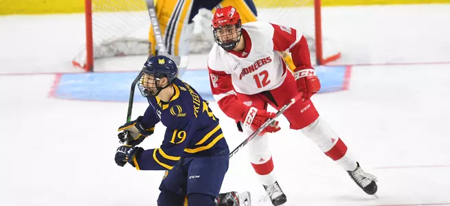 Men's Ice Hockey Falls to #10/11 Quinnipiac 9-2 Image