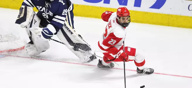 Men's Ice Hockey Narrowly Falls to #10/11 Quinnipiac 2-1 In Overtime Image