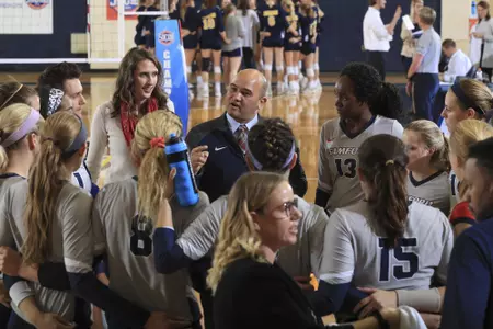 Keylor Chan talking to the team at 2019 SoCon Tournament
