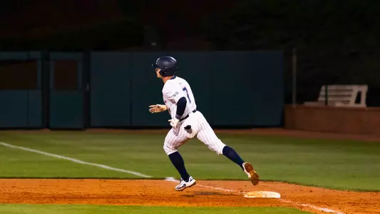 Jeffrey Ince running bases