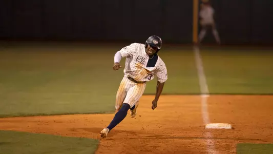 Michael Gupton running bases vs Alabama 2025