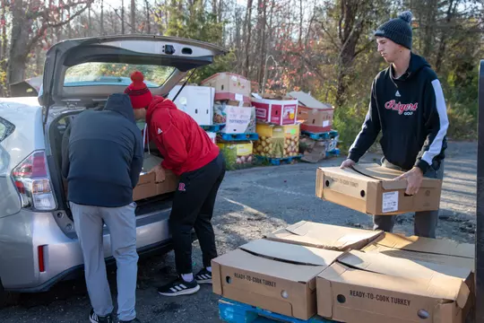 Men's golf volunteered at REPLENISH, an organization serving the Middlesex County food banks.