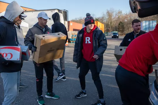 Men's golf volunteered at REPLENISH, an organization serving the Middlesex County food banks.
