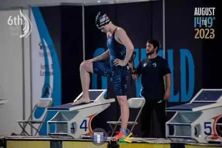 Brooke Thompson at the block at the 2023 World Deaf Swimming Championships