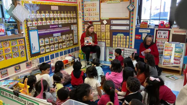 Emma Baeyens reading to school children