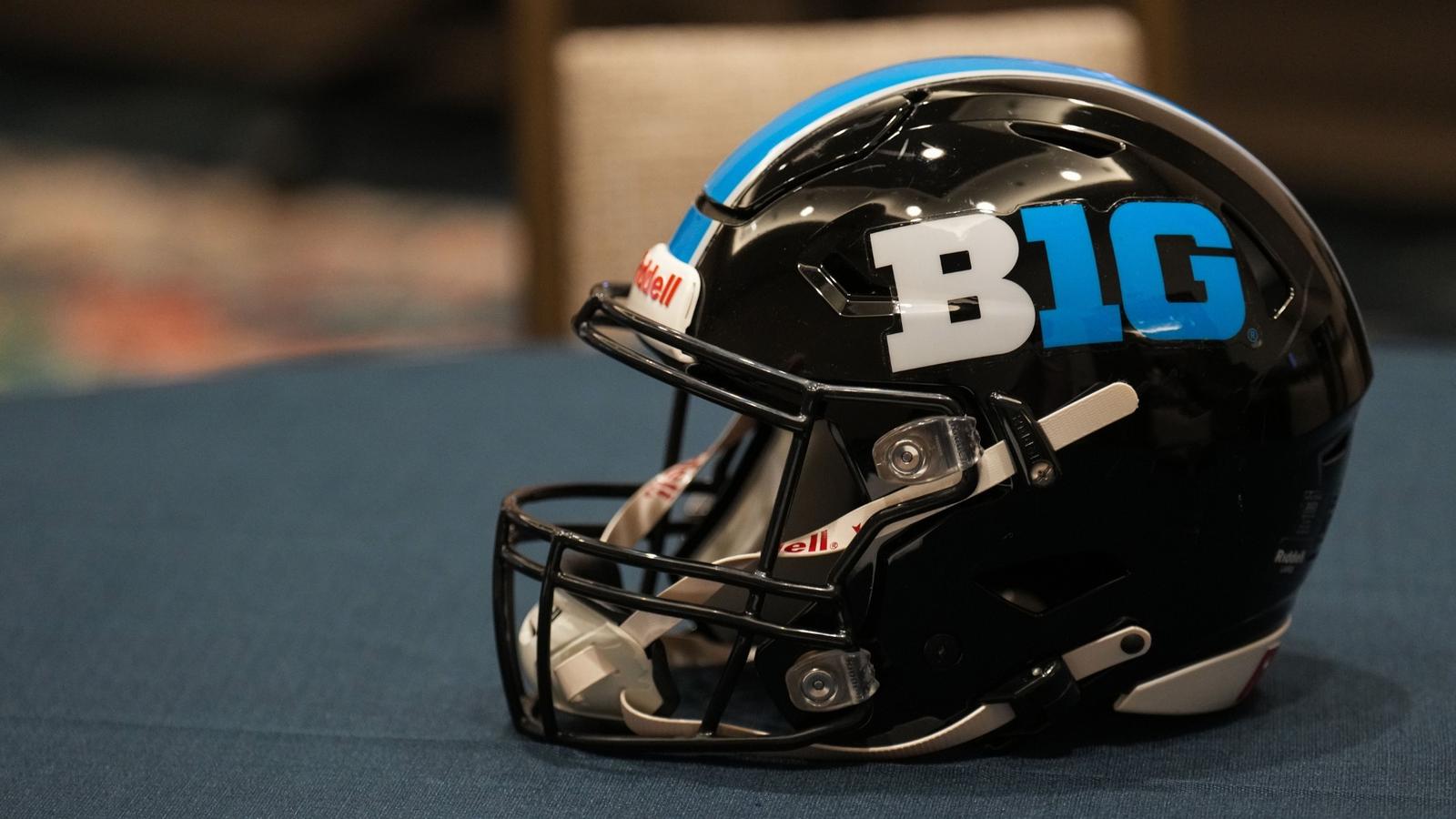 football helmet 10s All 18 NCAA BIG TEN 10 Conference Current Riddell SPEED Revolution Mini Helmets logos and colors are officially licensed by NCAA and are of the highest of quality and authenticity Schutt Air XP Pro Q10