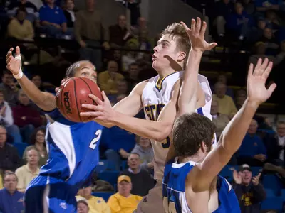 Jacks down Iowa to open 2-0