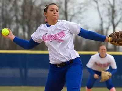Softball splits on Sunday in Hawaii