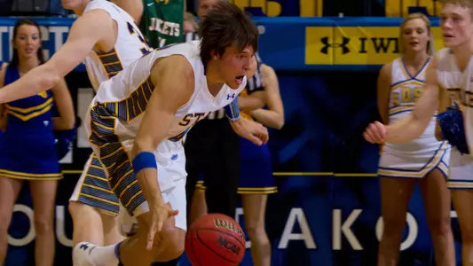 No. 14 Minnesota tops short-handed Jacks