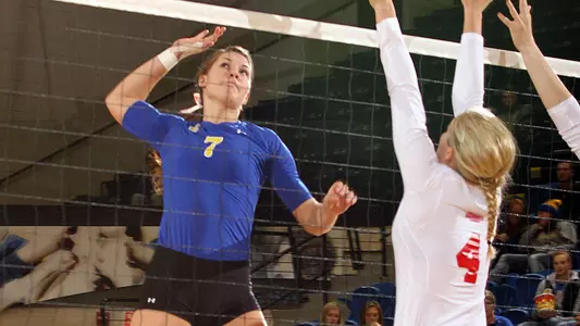 Volleyball snaps skid in matinee at Omaha