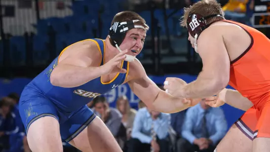SDSU wrestlers tie record winning streak