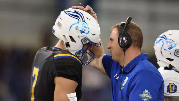 DEFENSE PROPELS JACKS TO SEASON-OPENING WIN - South Dakota State University Athletics