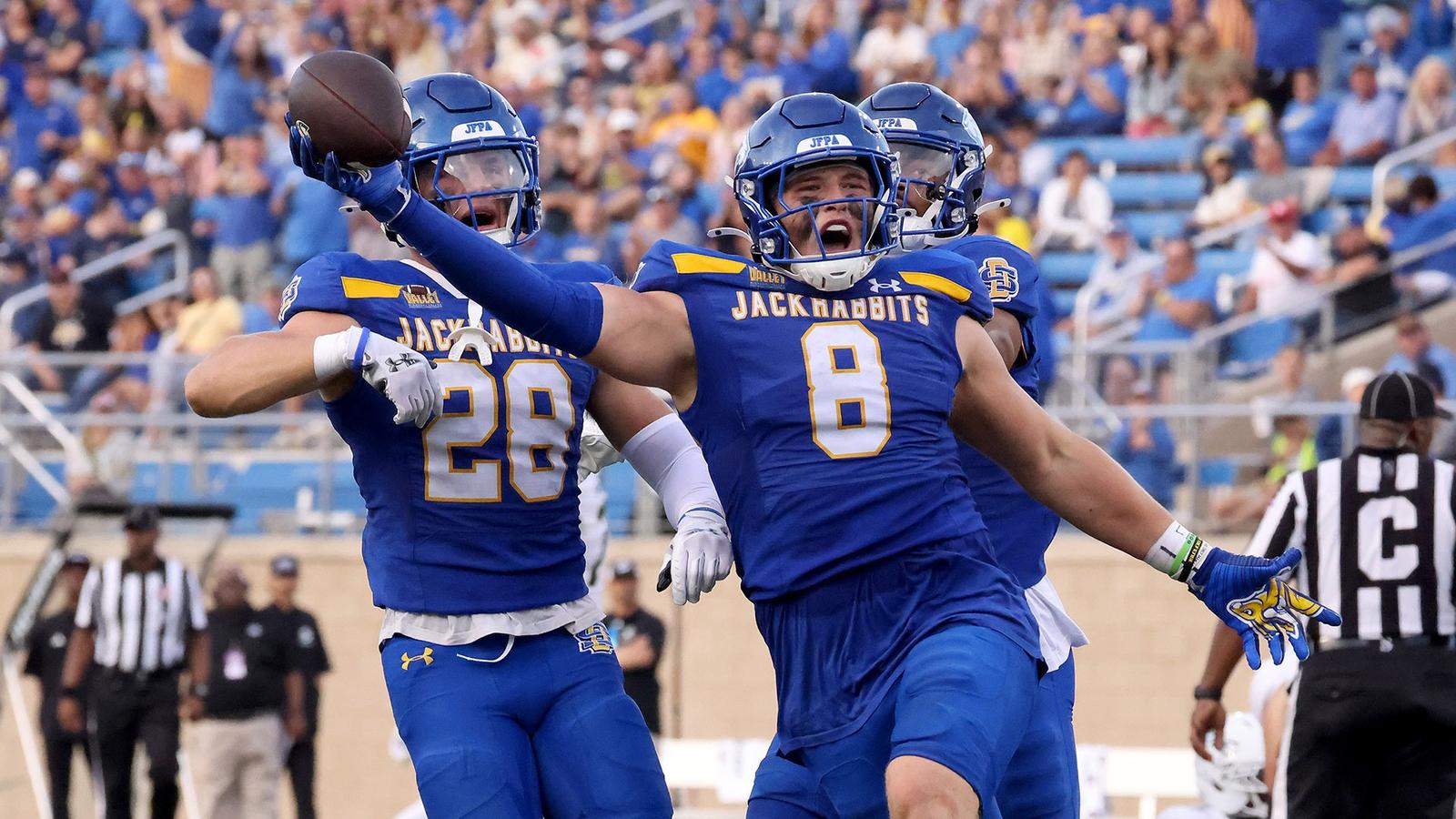 DEFENSE PROPELS JACKS TO SEASON-OPENING WIN - South Dakota State University Athletics