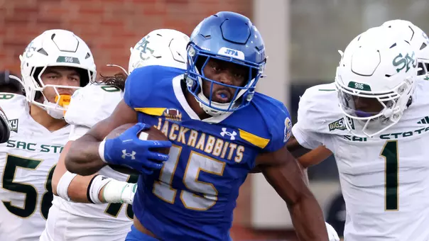 DEFENSE PROPELS JACKS TO SEASON-OPENING WIN - South Dakota State University Athletics