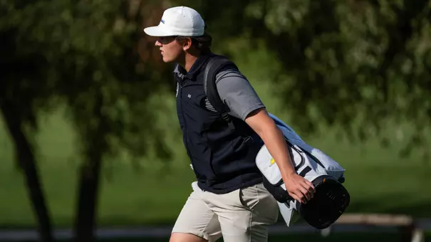 Jake Olson carrying his bag of clubs
