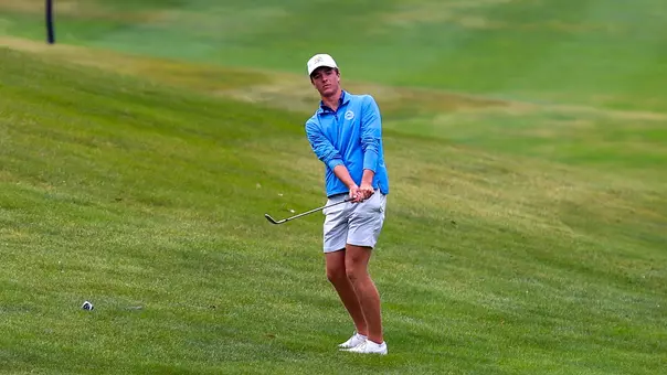 Jacob Wilson chipping towards the green