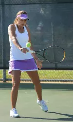Malena Gordo beats Rice's Steph Nguyen 6-2, 6-3.