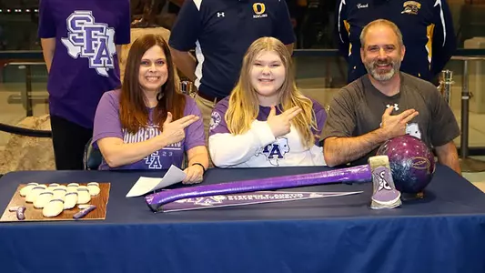 Lauren_Tomaszewski_Signing