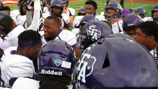 FB_Pregame_Huddle_UIW