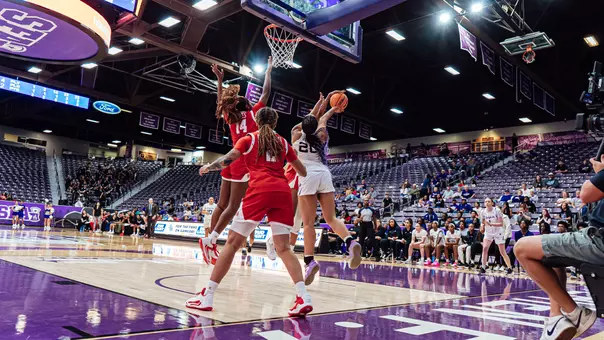 cha gardner going for a layup vs houston
