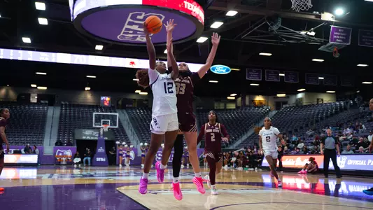 kaylinn kemp going up for a layup against texas state