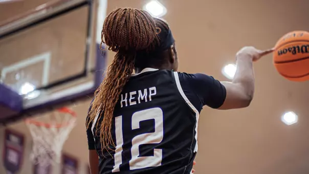 kaylinn kemp inbounding a pass