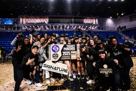 wbb celebrates slc title