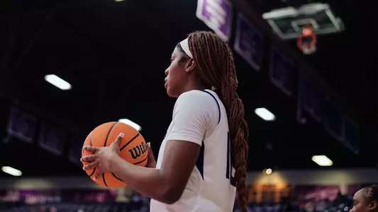 kaylinn kemp passing the ball in