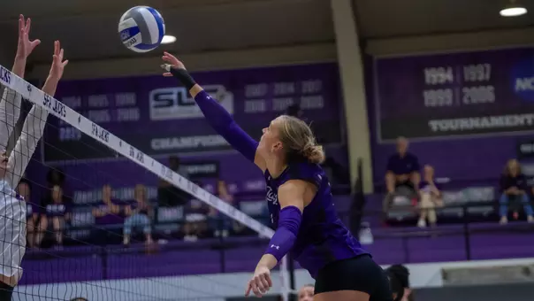 Caroline Kahle attacking against HCU (10.9.26)