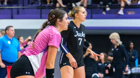 Brinkley Reeves getting set vs NSU (10.24.26)