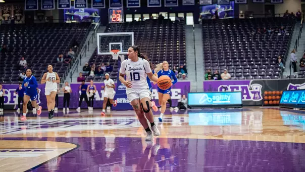 Manie Dominguez dribbling