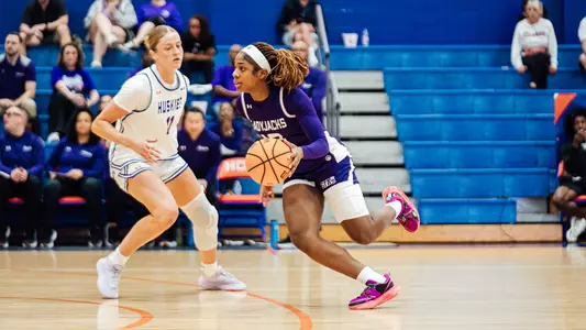 Kaylinn Kemp dribbling at HCU